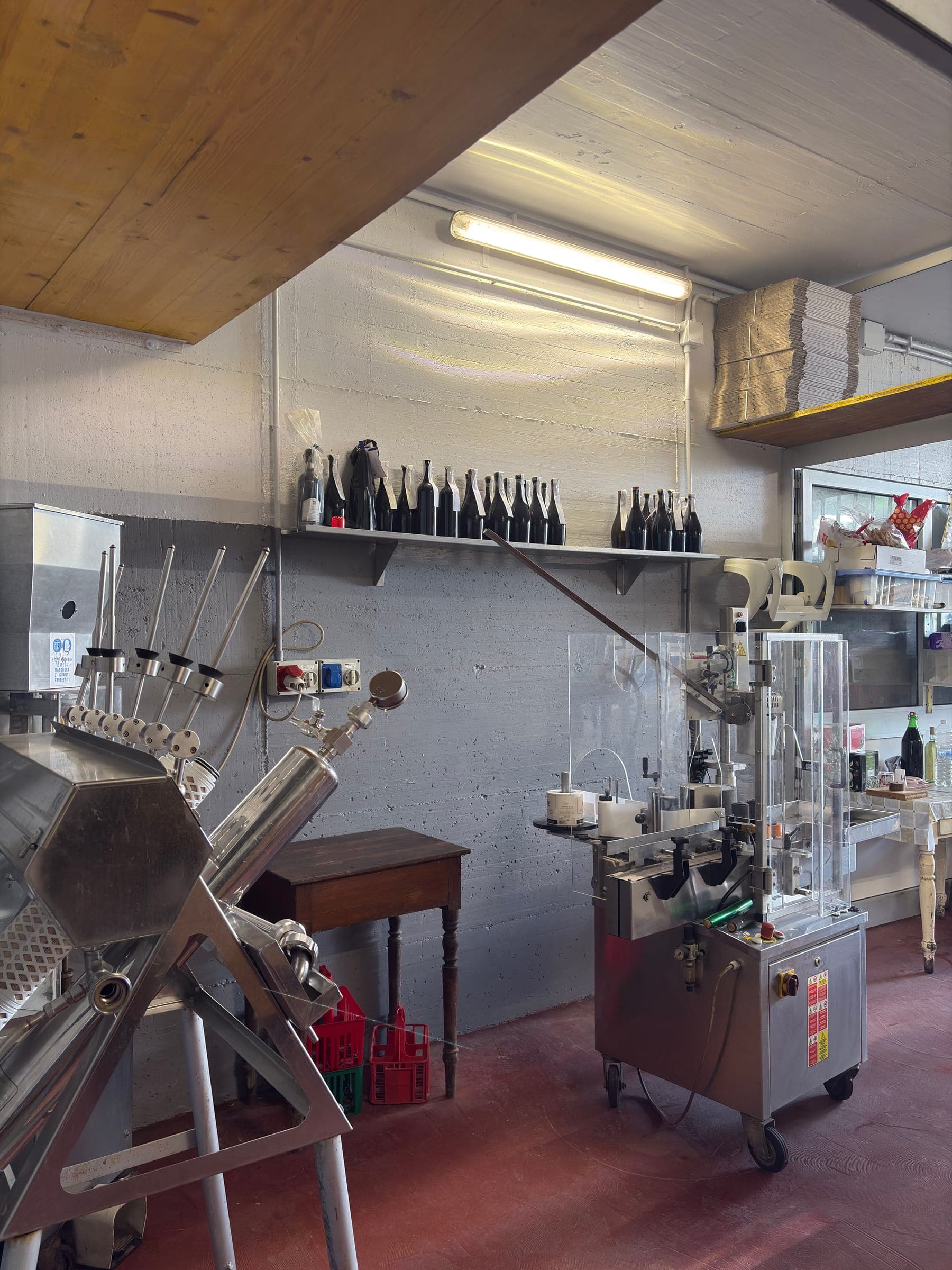 La zona di imbottigliamento della cantina Montarello