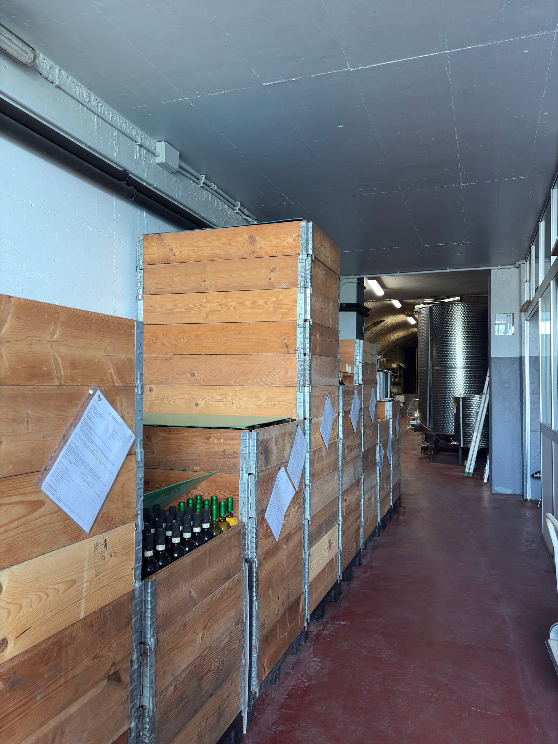 Casse in legno con le bottiglie nel magazzino della cantina Montarello